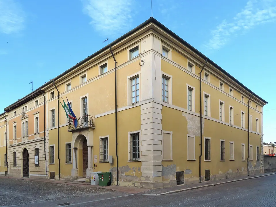 Facciata e ala sud-ovest del palazzo Forti