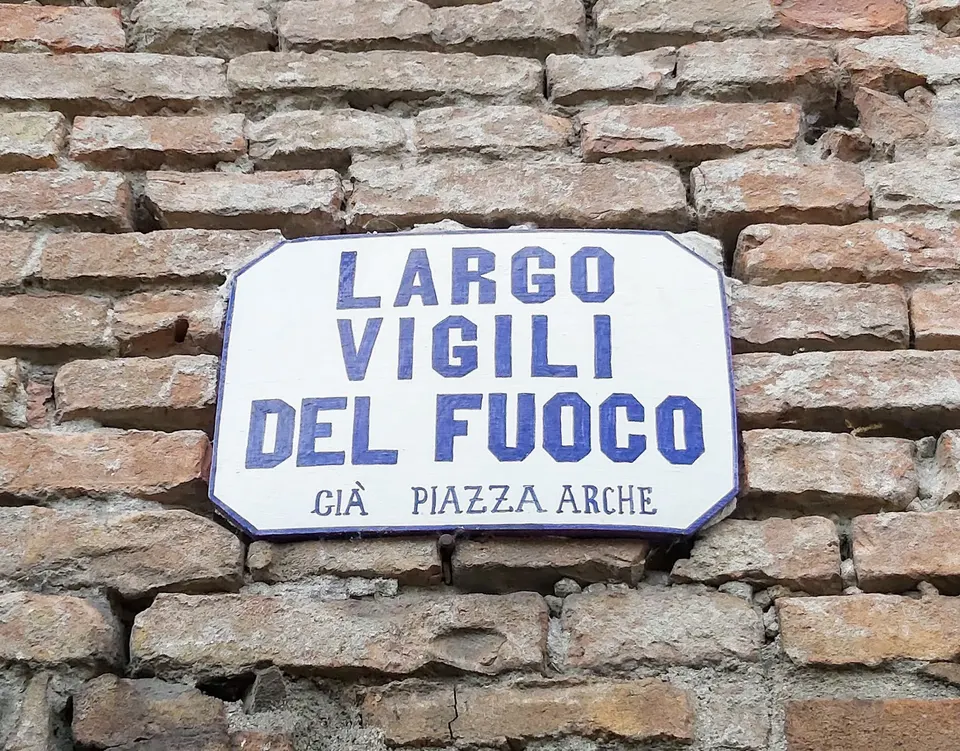 Insegna stradale "Largo vigili del fuoco" in Mantova