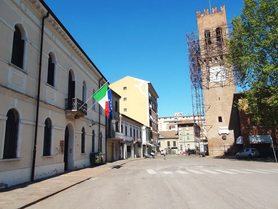 Municipio e Torre civica, Piazza castello Suzzara