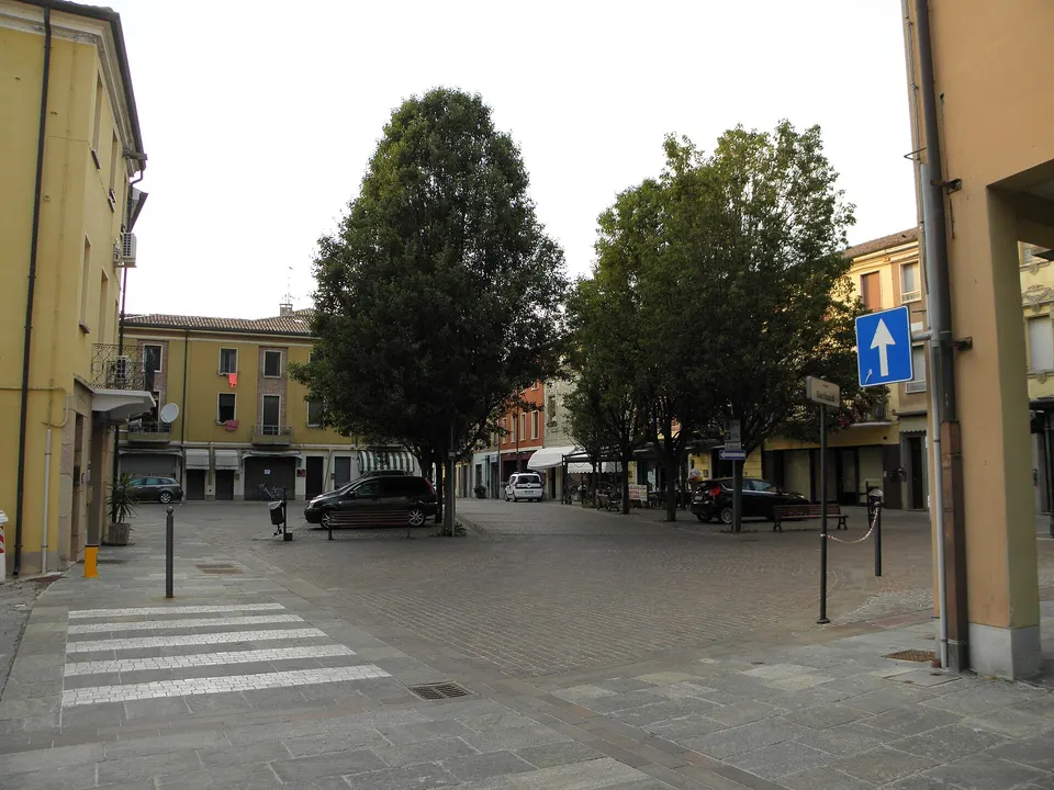 Sermide, piazza Garibaldi, nei pressi del palazzo municipale.