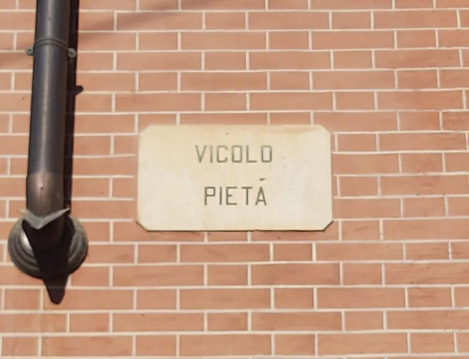 Plaque indicating Vicolo Pietà in the ancient district of San Leonardo in the historic center of Mantua.