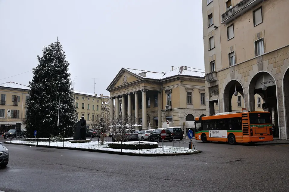 Veduta invernale di Piazza Cavallotti con il Teatro Sociale in Mantova, Italia. info: www.viaggiaescopri.it - Mantova