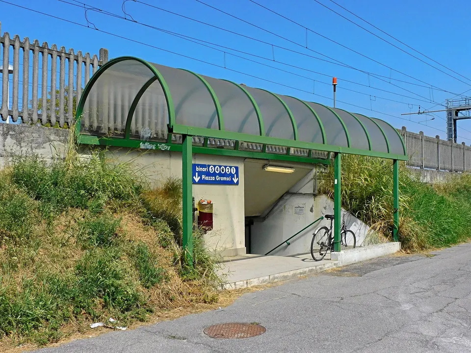 L'ingresso del sottopasso della stazione ferroviaria di Piadena da via Borgo Fornace