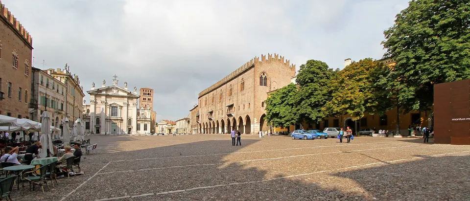 Piazza Sordello. Al centro, Palazzo Ducale, a sinistra Palazzo Bonacolsi (ora Castiglioni), la sede vescovile di Palazzo Bianchi e il Duomo panoramio