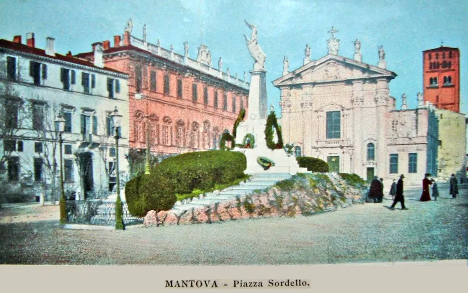 Piazza Sordello di Mantova.
